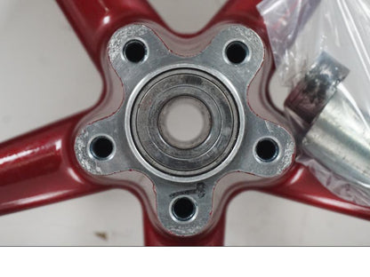 Baksidan på Fälg från en H-D Softail FXCW Rocker -2008 motorcykel.