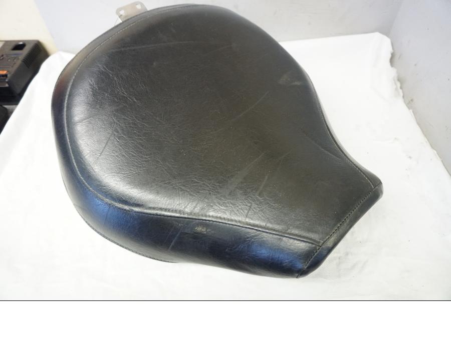 Framsidan på Sadel från en Suzuki VL 800 -2004 motorcykel.