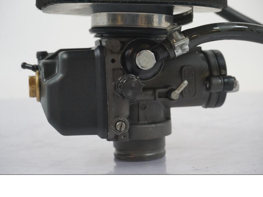 Baksidan på Förgasare från en Aprilia RS 125 -2000 motorcykel.