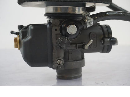 Baksidan på Förgasare från en Aprilia RS 125 -2000 motorcykel.