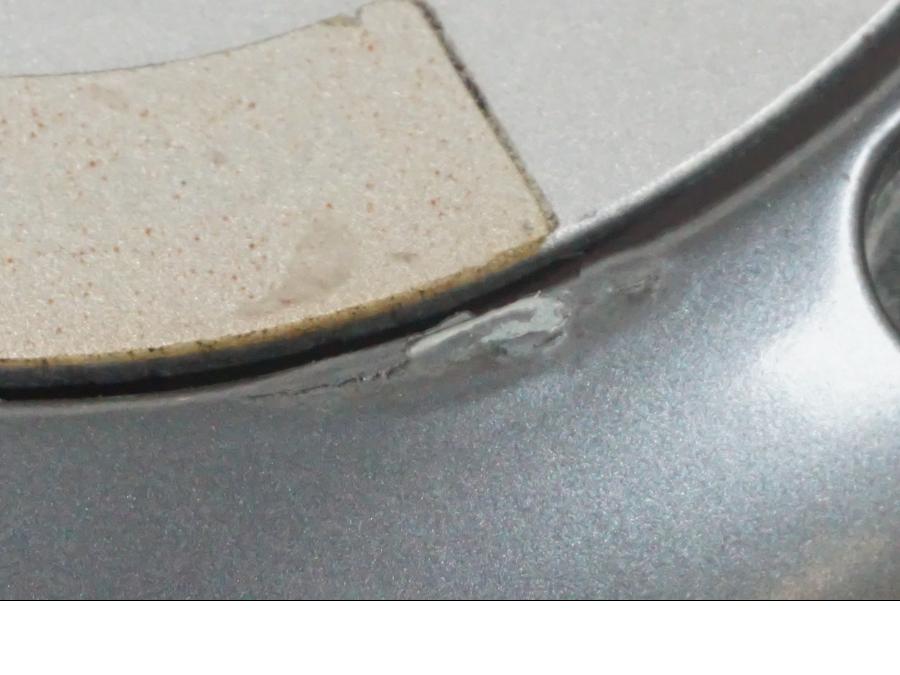 Höger sida på <p>Låssats från BMW R 1200 C 2002.</p>

<p>Tändningslås, tanklock, ett väsklås, skador finns och 2st nycklar. Lacksläpp på tändningslåset se bild.</p> motorcykel.