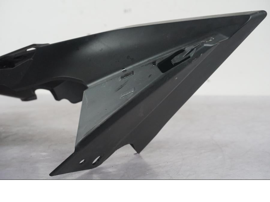 Baksidan på Sidkåpa från en KTM 1290 Super Duke R -2022 motorcykel.