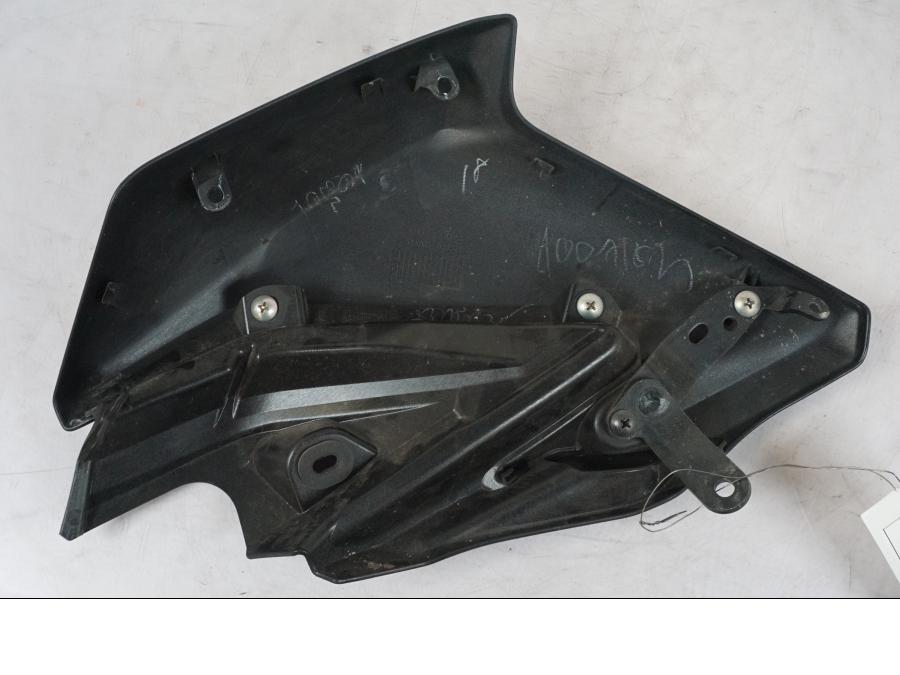 Snett uppifrån på Sidkåpa från en Kawasaki Z 900 -2019 motorcykel.