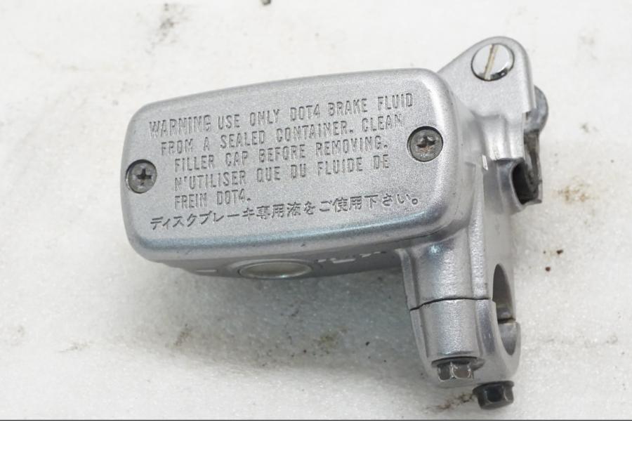 Baksidan på Bromshuvudcylinder från en Honda VFR 750 -1990 motorcykel.