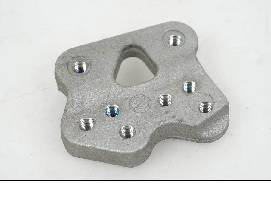 Framsidan på Fotpinnefäste inre från en Suzuki GSX-R 750 -2009 motorcykel.