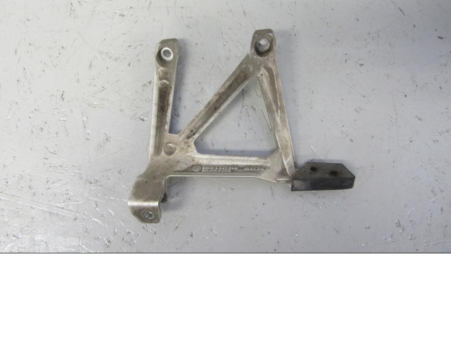 Baksidan på Fotpinnefäste från en BMW R 1200 GS -2015 motorcykel.