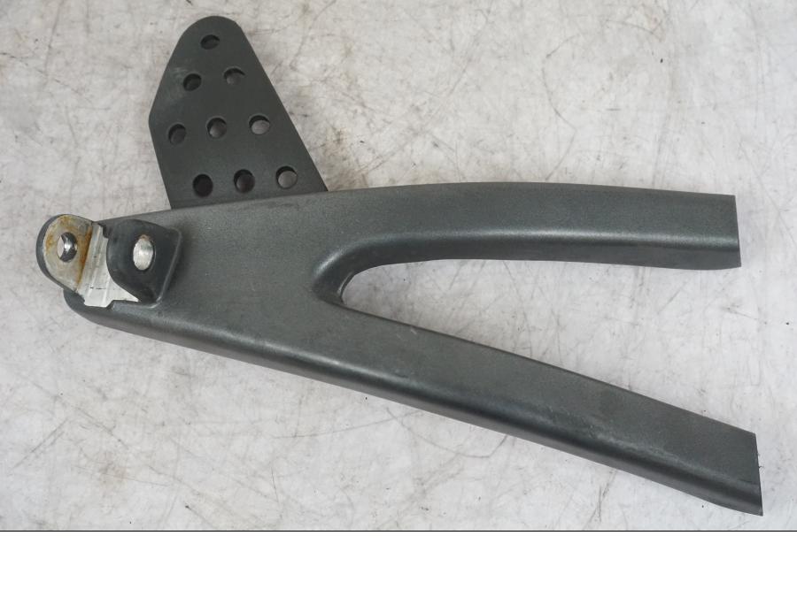 Framsidan på Fotpinnefäste från en Buell 1125 R -2008 motorcykel.