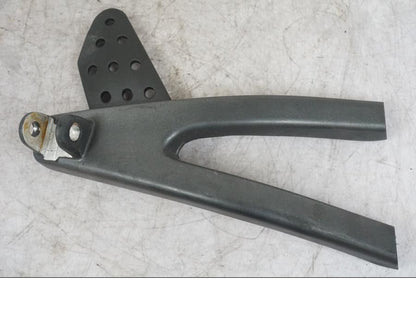 Framsidan på Fotpinnefäste från en Buell 1125 R -2008 motorcykel.