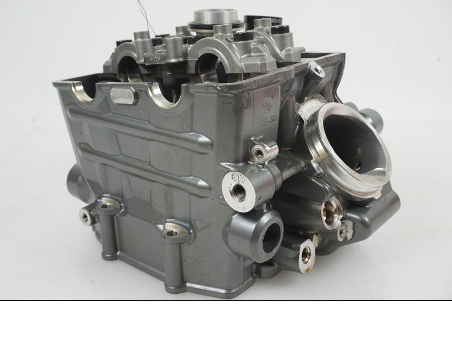 Framsidan på Topplock från en KTM 1290 Super Duke R -2021 motorcykel.