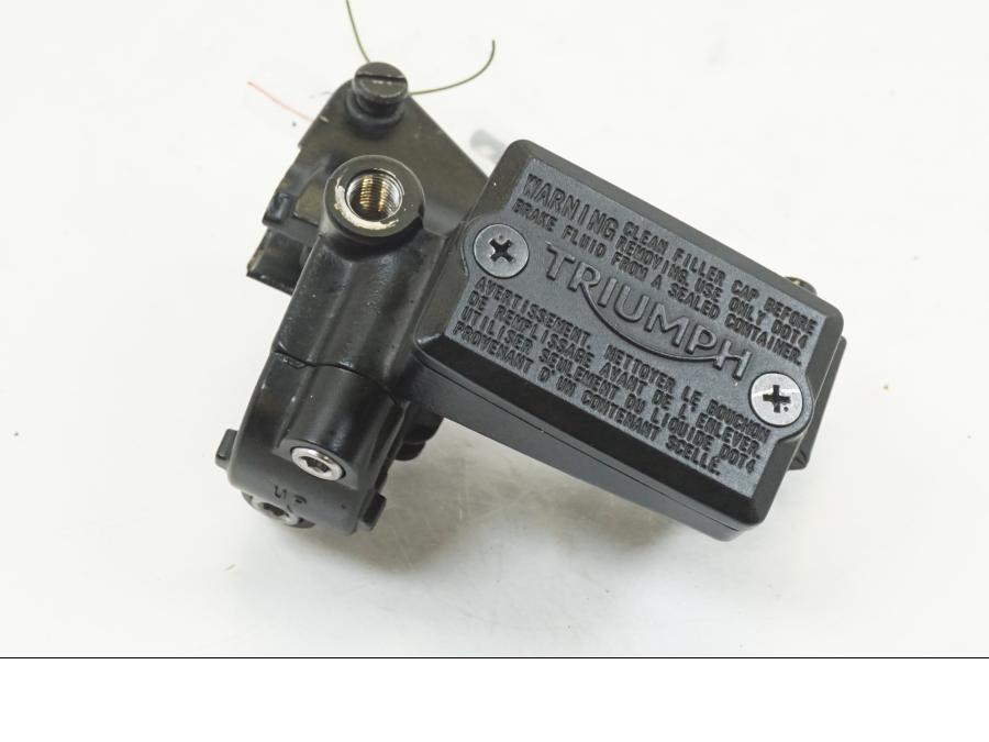 Höger sida på Kopplingshuvudcylinder från en Triumph Tiger 1200 -2018 motorcykel.