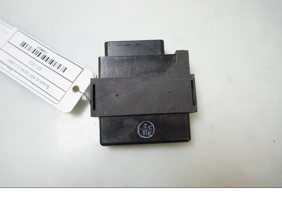 Baksidan på CDI / ECU från en Suzuki VL 800 -2001 motorcykel.