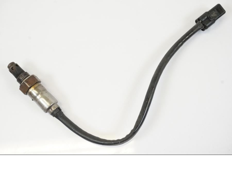 Framsidan på Lambdasond från en Triumph Trident -2021 motorcykel.