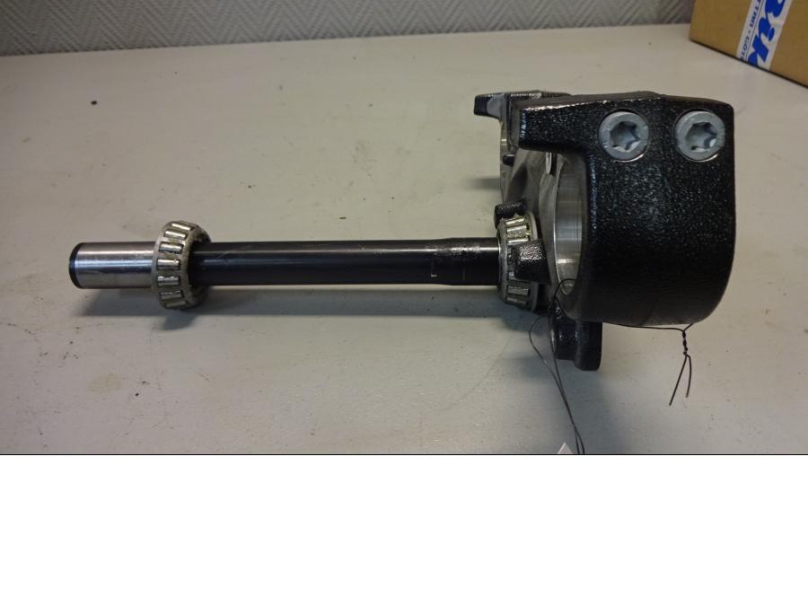 Snett nerifrån på Gaffelkrona från en BMW F 800 GT -2015 motorcykel.