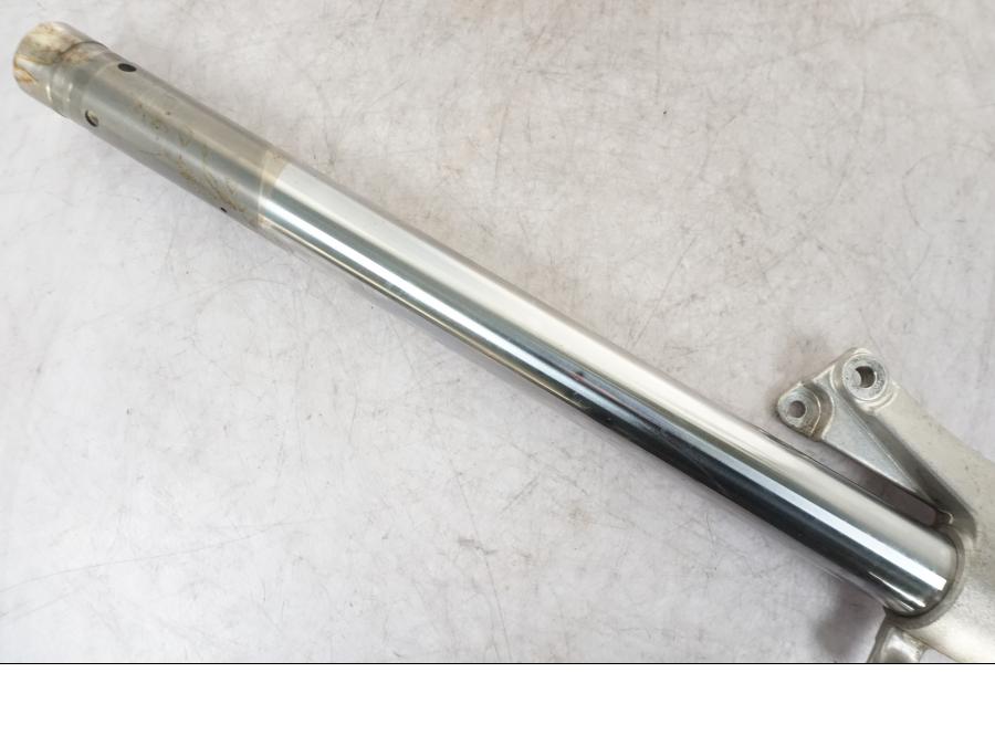 Snett nerifrån på Gaffelben från en Suzuki GSX-R 750 -1992 motorcykel.