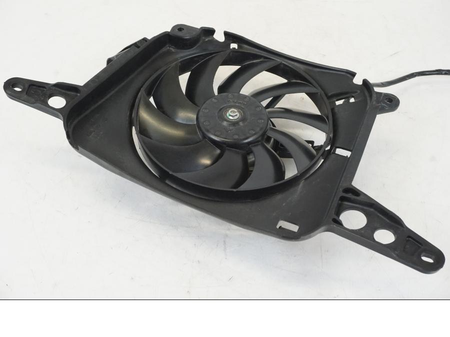 Vänster sida på Vattenkylfläkt från en Triumph Speed Triple -2021 motorcykel.