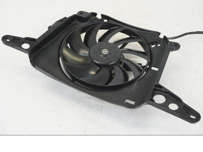 Vänster sida på Vattenkylfläkt från en Triumph Speed Triple -2021 motorcykel.