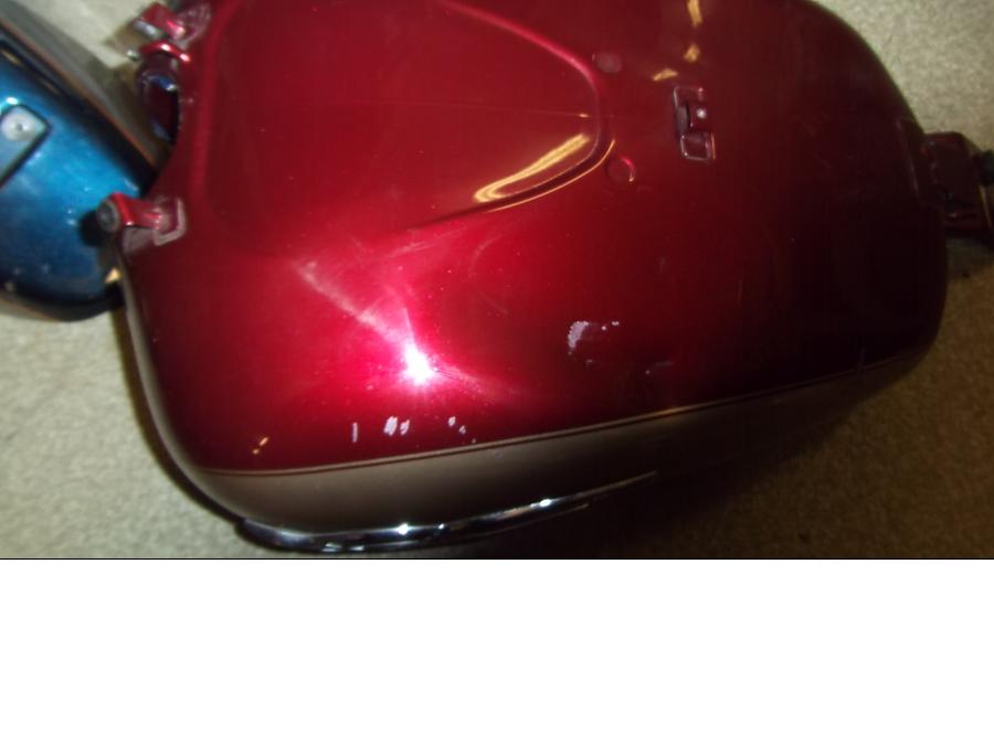 Vänster sida på Bensintank från en Kawasaki VN 1700 Classic Tourer -2009 motorcykel.