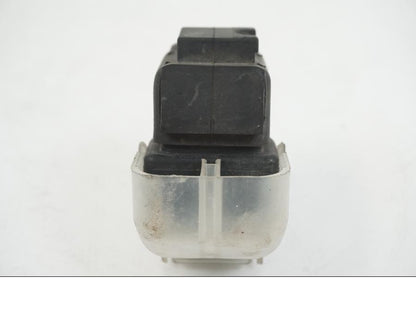 Snett nerifrån på Startrelä från en Suzuki GSX-R 750 -2001 motorcykel.