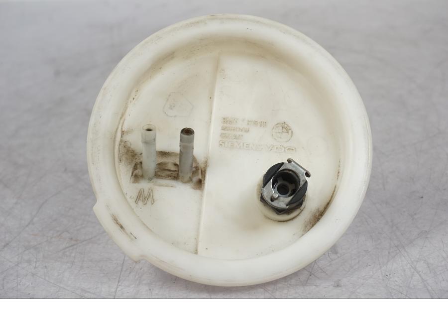 Framsidan på Bensintanksanslutning från en BMW R 1200 GS -2005 motorcykel.