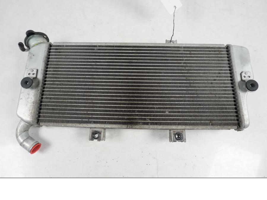 Framsidan på Vattenkyl från en Kawasaki ER-6N ABS -2010 motorcykel.