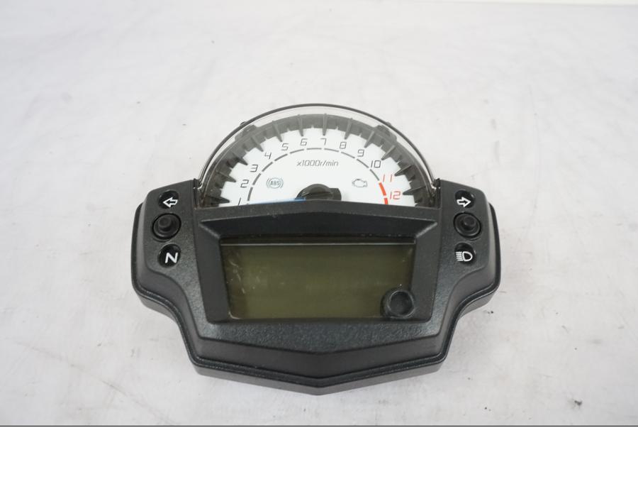 Framsidan på Instrumentpanel från en Kawasaki ER-6N -2012 motorcykel.