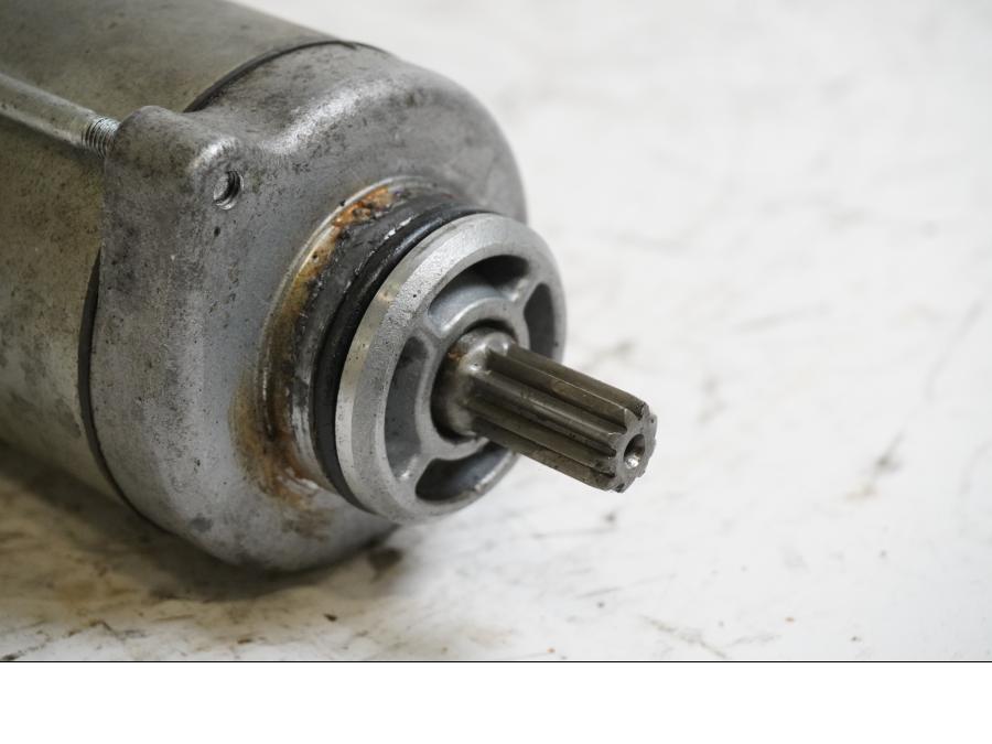 Baksidan på Startmotor från en Suzuki GSX 1400 -2002 motorcykel.