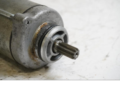 Baksidan på Startmotor från en Suzuki GSX 1400 -2002 motorcykel.