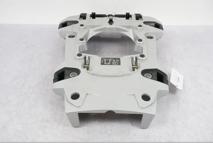 Vänster sida på Sadellåsmekanism från en BMW R 1250 GSA -2021 motorcykel.