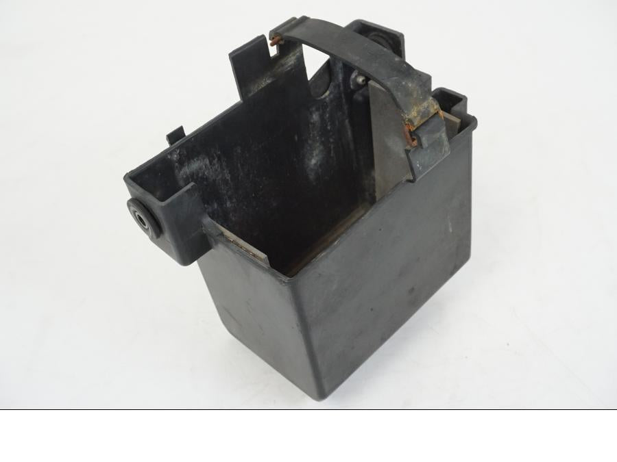 Baksidan på Batterihållare från en Yamaha FZR 1000 -1990 motorcykel.