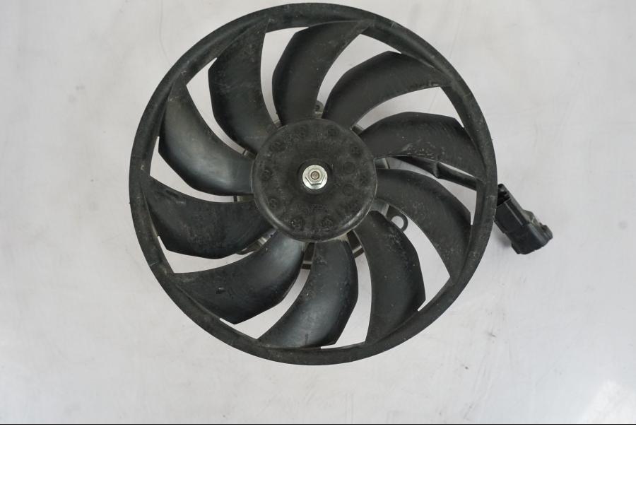 Framsidan på Vattenkylfläkt från en Honda VFR 1200 -2010 motorcykel.