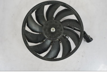 Framsidan på Vattenkylfläkt från en Honda VFR 1200 -2010 motorcykel.