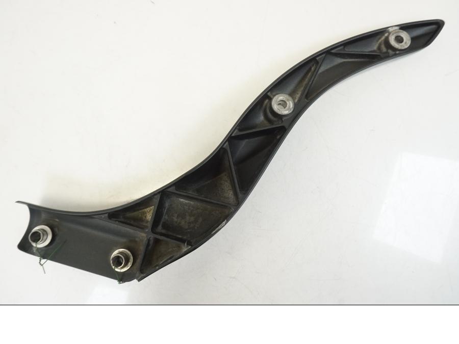 Snett nerifrån på Bakskärmstag från en Yamaha XV 1700 -2004 motorcykel.