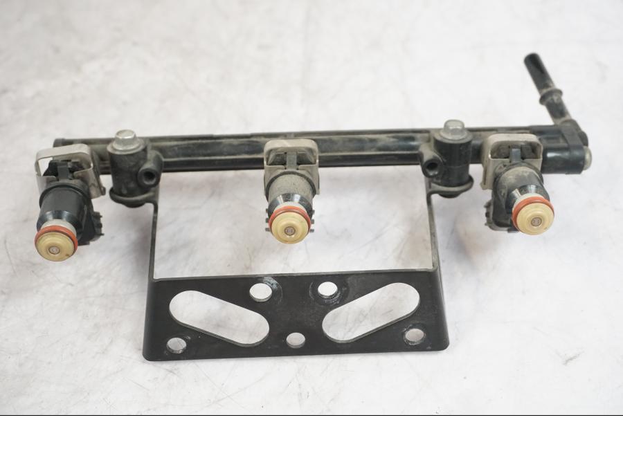 Framsidan på Fuel Rail från en Triumph Tiger -2009 motorcykel.