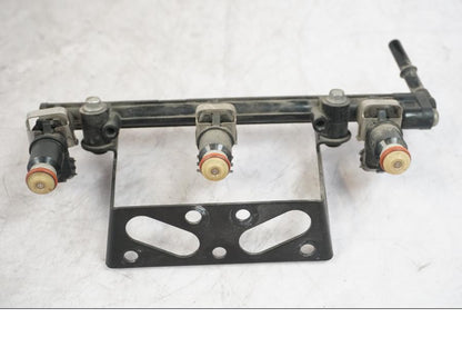 Framsidan på Fuel Rail från en Triumph Tiger -2009 motorcykel.