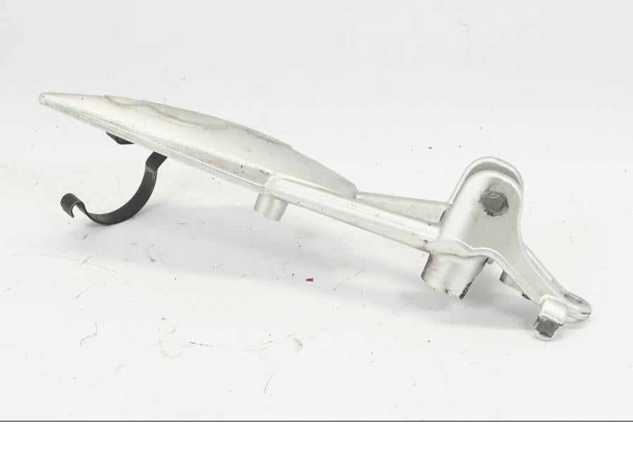 Baksidan på Fotpinnefäste från en BMW K 1200 S -2006 motorcykel.