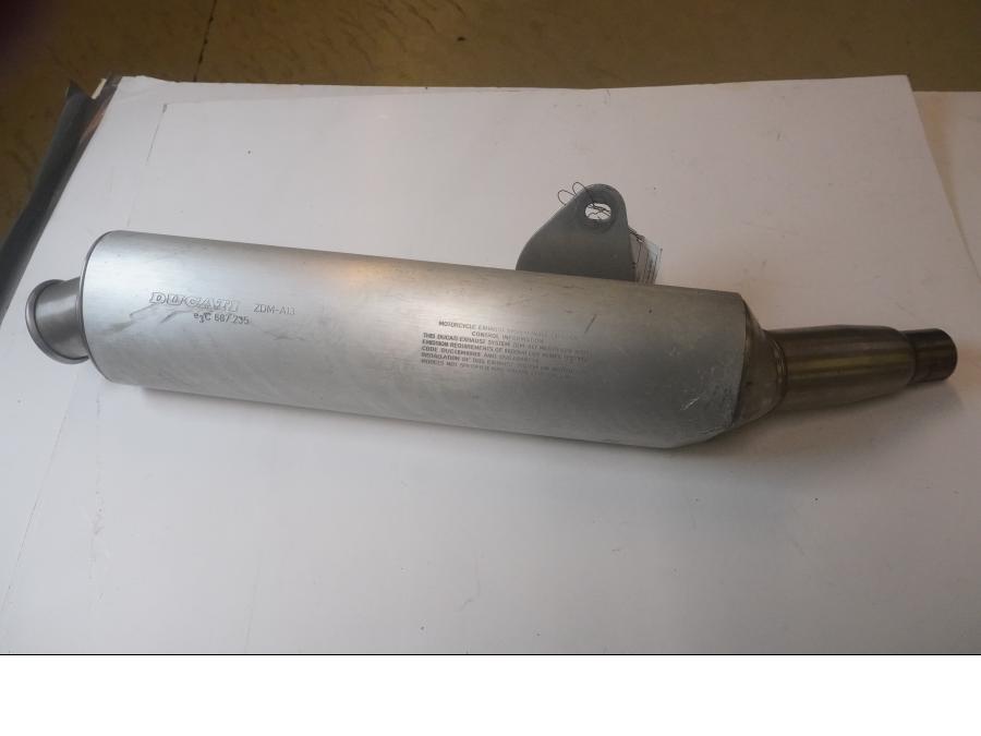 Framsidan på Ljuddämpare från en Ducati Monster 600 -1998 motorcykel.