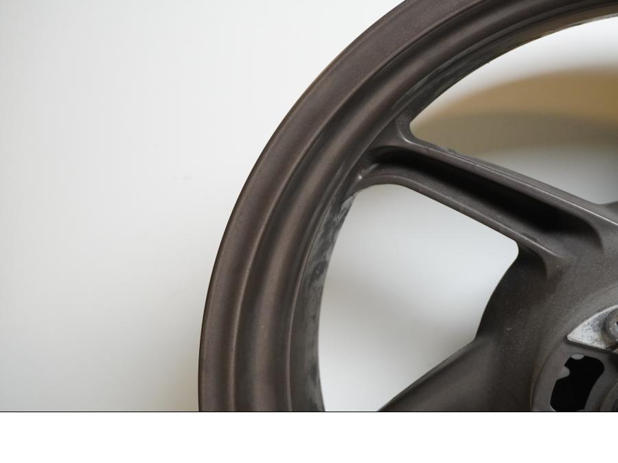 Snett nerifrån på Fälg från en Cagiva Raptor 1000 -2002 motorcykel.