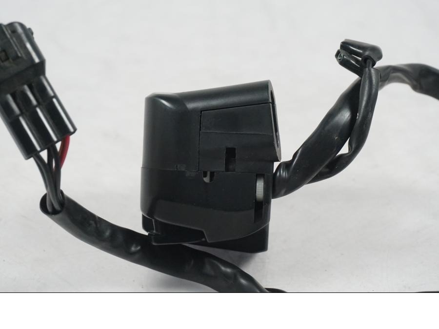 Snett nerifrån på Styrelreglage från en Kawasaki ER-6N ABS -2010 motorcykel.