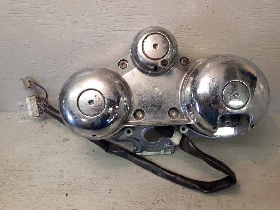 Baksidan på Instrumentpanel från en BMW R 1150 R -2004 motorcykel.