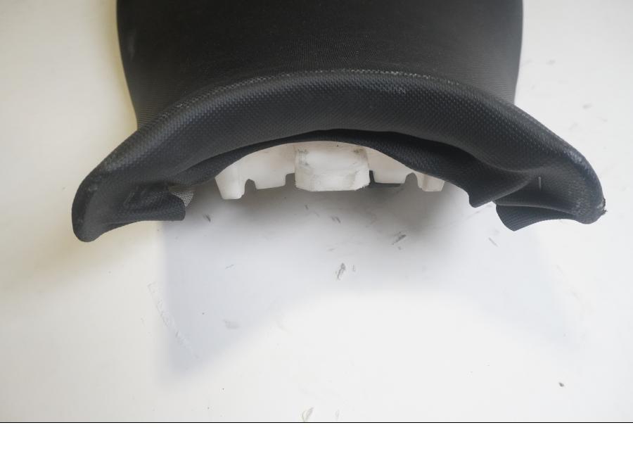 Höger sida på Sadel från en Kawasaki ZZR 1100 -1991 motorcykel.