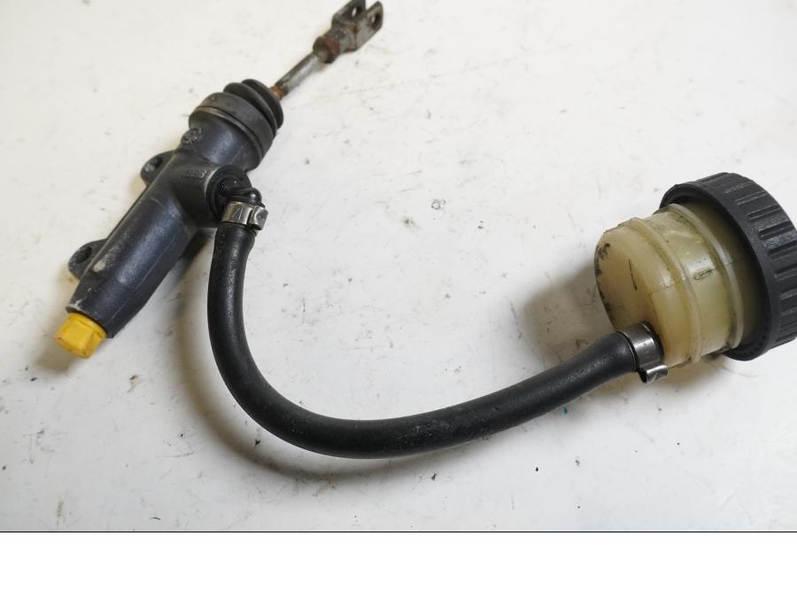 Framsidan på Bromshuvudcylinder från en BMW R 1100 RS -1997 motorcykel.