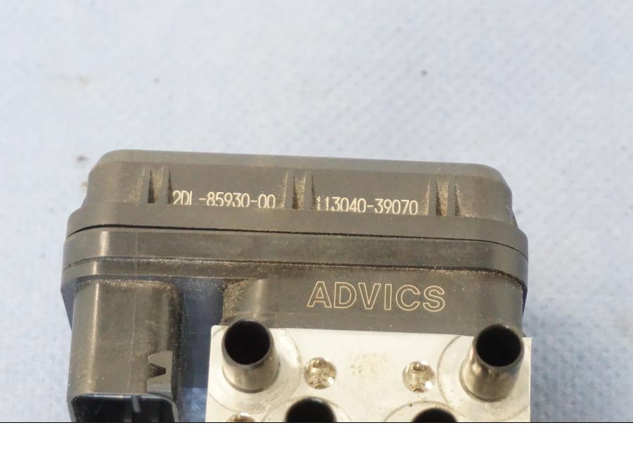 Snett nerifrån på ABS Modulator från en Yamaha X-Max 250 -2016 scooter.