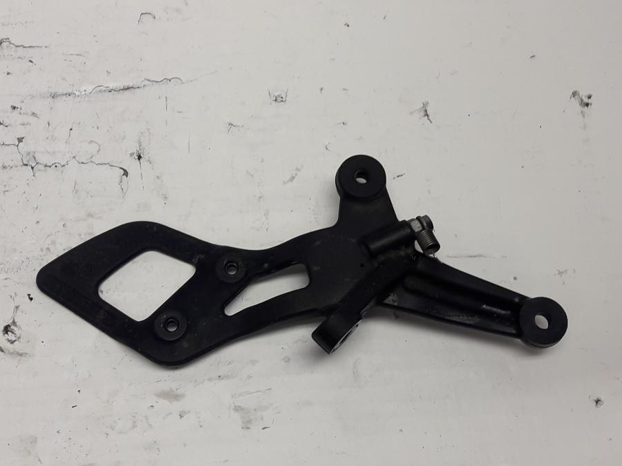 Baksidan på Fotpinnefäste från en KTM 690 Duke -2013 motorcykel.