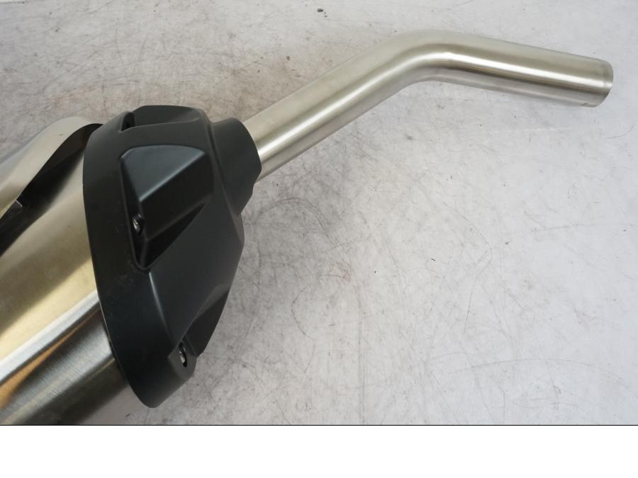 Vänster sida på Ljuddämpare från en Triumph Tiger 800 XC -2012 motorcykel.