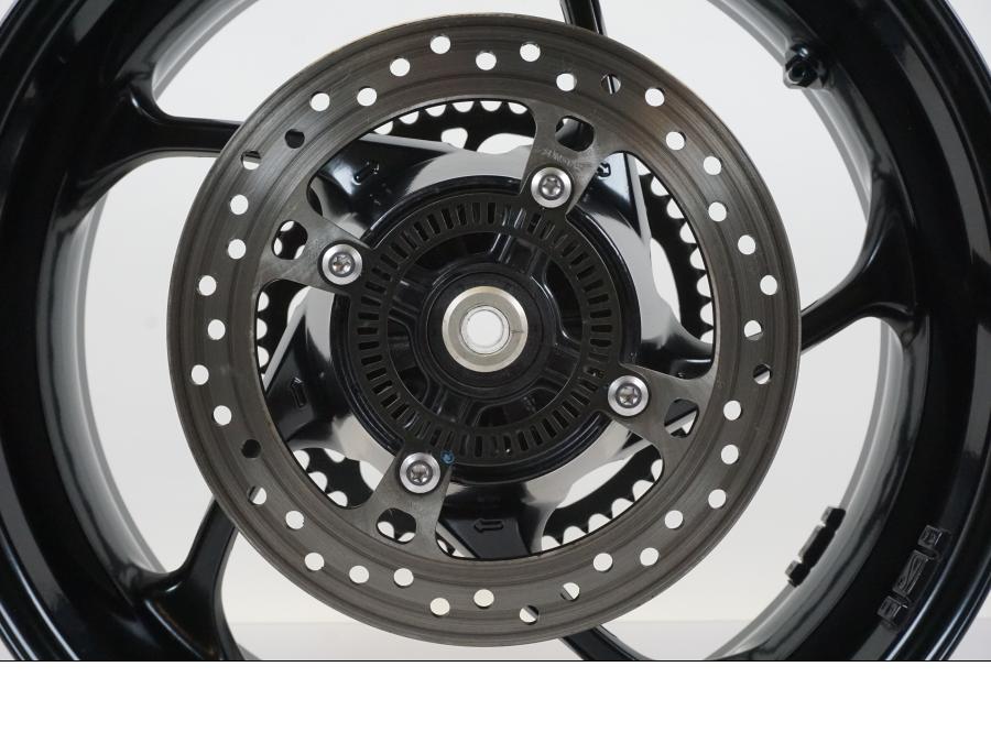 Extrabild3 på Hjulpaket från en Triumph Trident -2021 motorcykel.