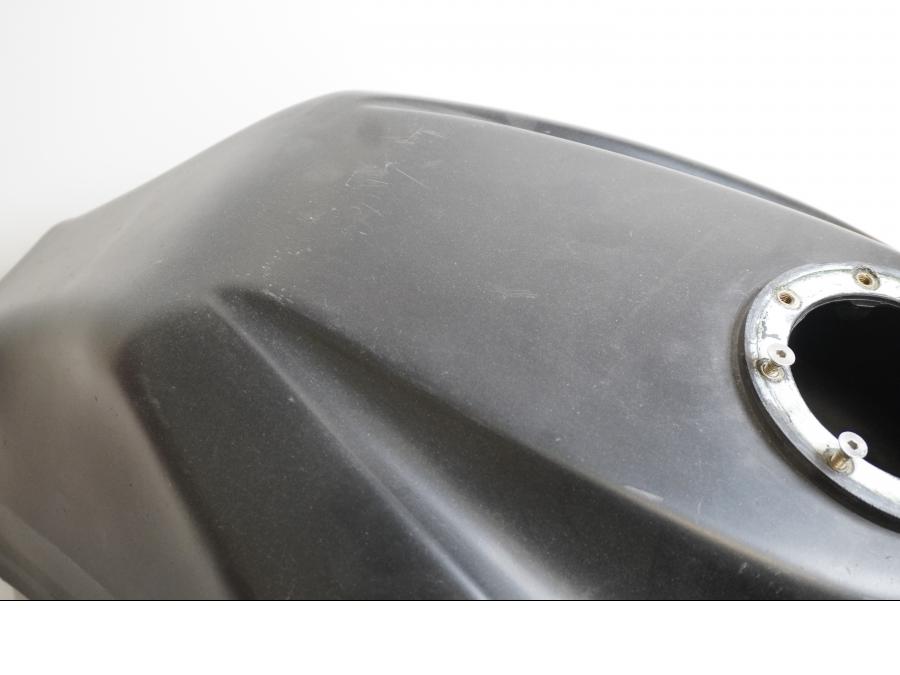 Vänster sida på Bensintank från en Buell X1 Lightning -2002 motorcykel.