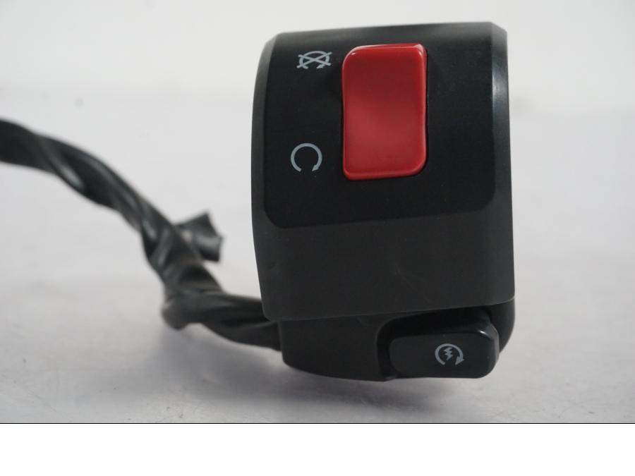 Baksidan på Styrelreglage från en Kawasaki ER-6N ABS -2010 motorcykel.