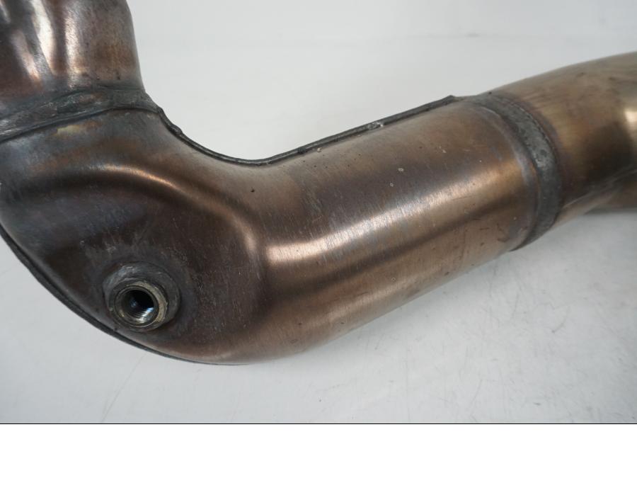 Vänster sida på Avgassystem från en Yamaha MT-09 Tracer -2021 motorcykel.