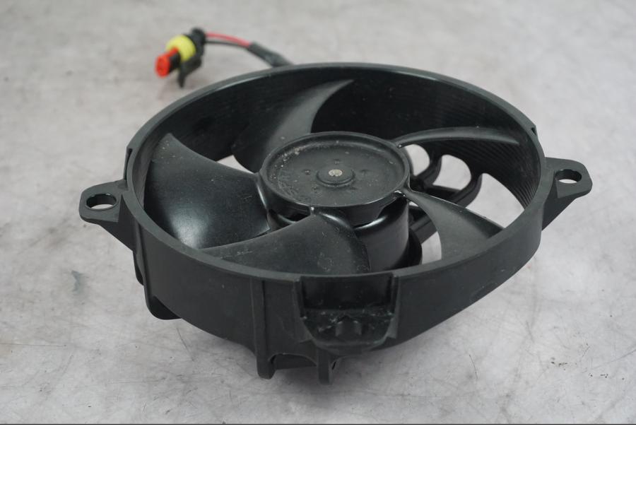 Snett nerifrån på Vattenkylfläkt från en Ducati Multistrada V4 -2024 motorcykel.