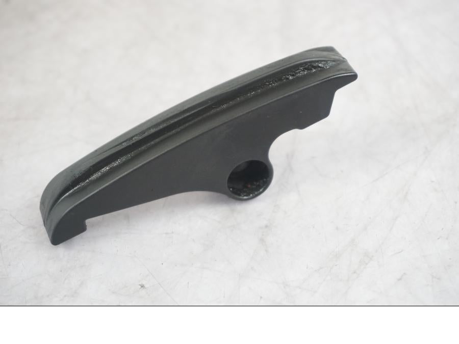 Baksidan på Kedjeguide från en KTM 1290 Super Adventure S -2022 motorcykel.